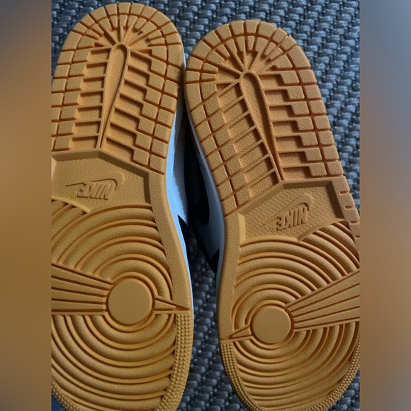 Jordan 1s Retro High OG Taxi - Picture 2 of 2